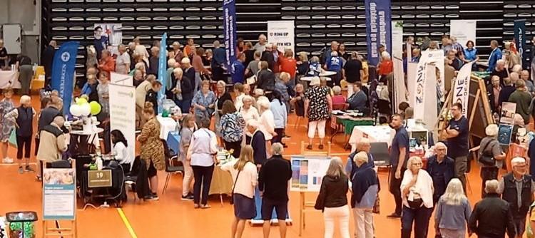 Foto af mange mennesker til seniormesse i Fælledhallen.