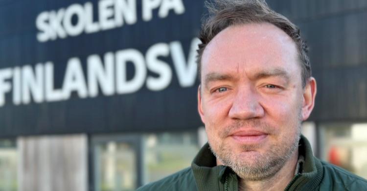 Skoleleder Morten Holm Rosborg foran Skolen på Finlandsvej i sollys.